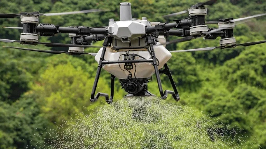 Dron agrícola esparciendo granulado sobre el cultivo