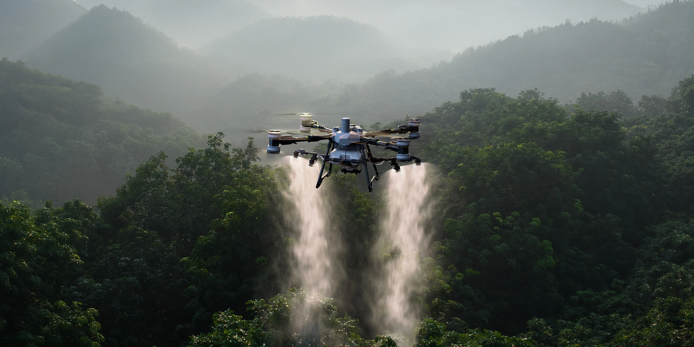 Dron agrícola sembrando a voleo sobre una plantación en ladera
