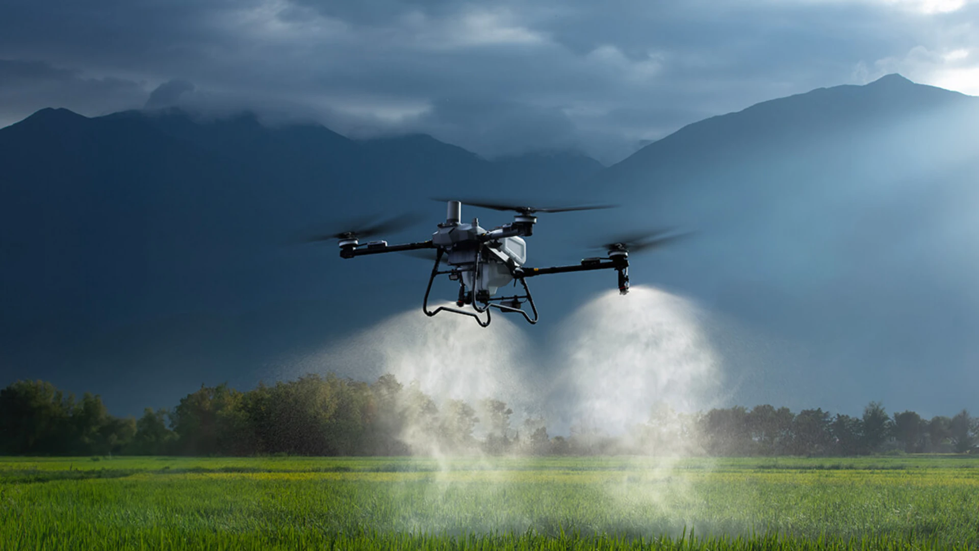 Dron agrícola pulverizando un cultivo en un valle